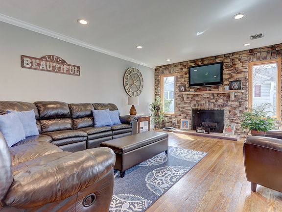 3rd image of 520 Pine Dr