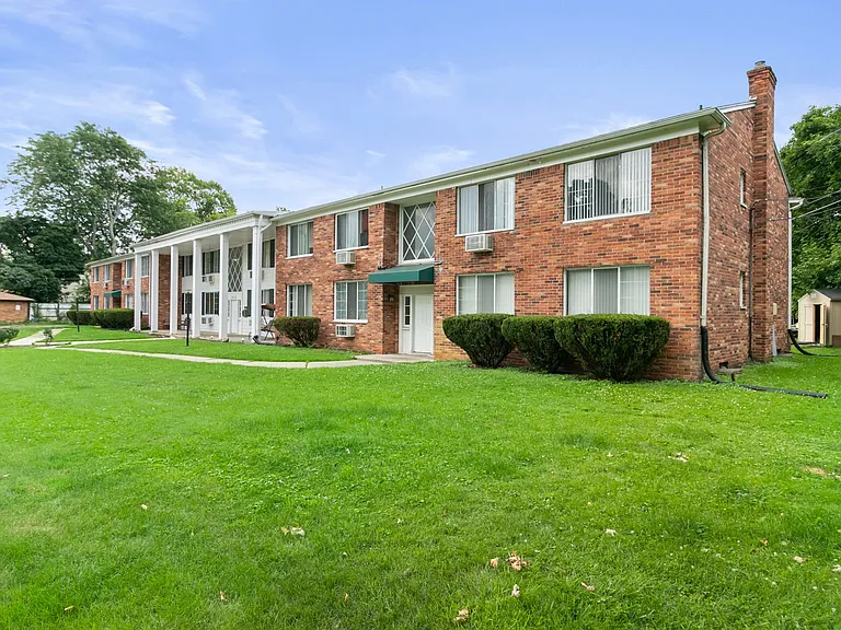 1815 Potomac Cir — Photo 3