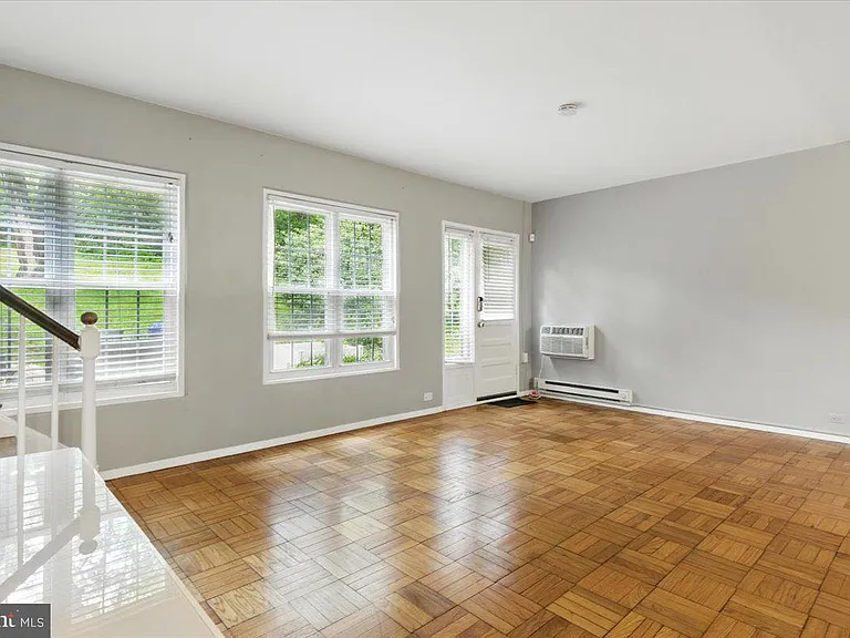 1006 Valley Dr — Photo 2