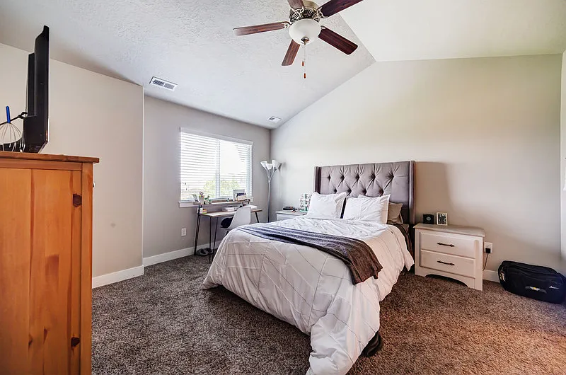 4 bed, 2.5 bath, 2350 sqft, $575 — Photo 2