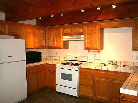 3rd image of 793 Mountain Ln