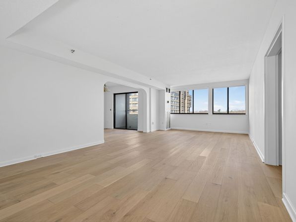 250 Hammond Pond Pkwy APT 905S