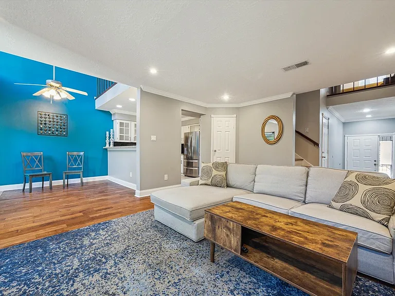 2107 Morgan St — Photo 3