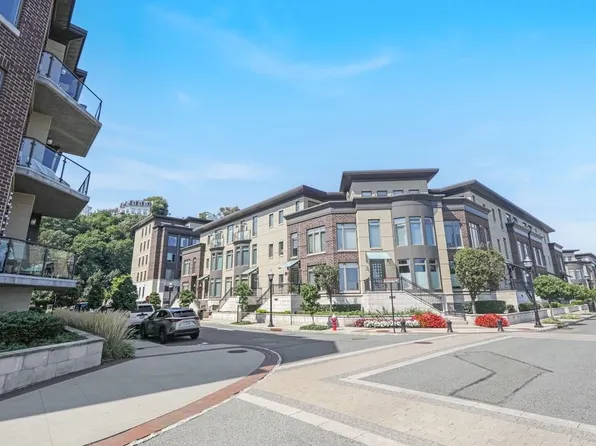 22 Cambridge Way, Weehawken, NJ 07086