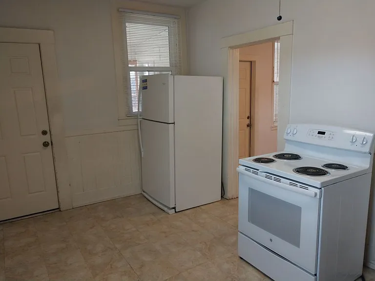 2228 Yew St — Photo 6