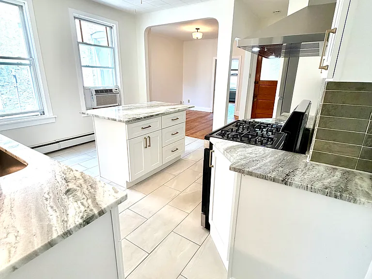 389 Woodlawn Ave #2 — Photo 4