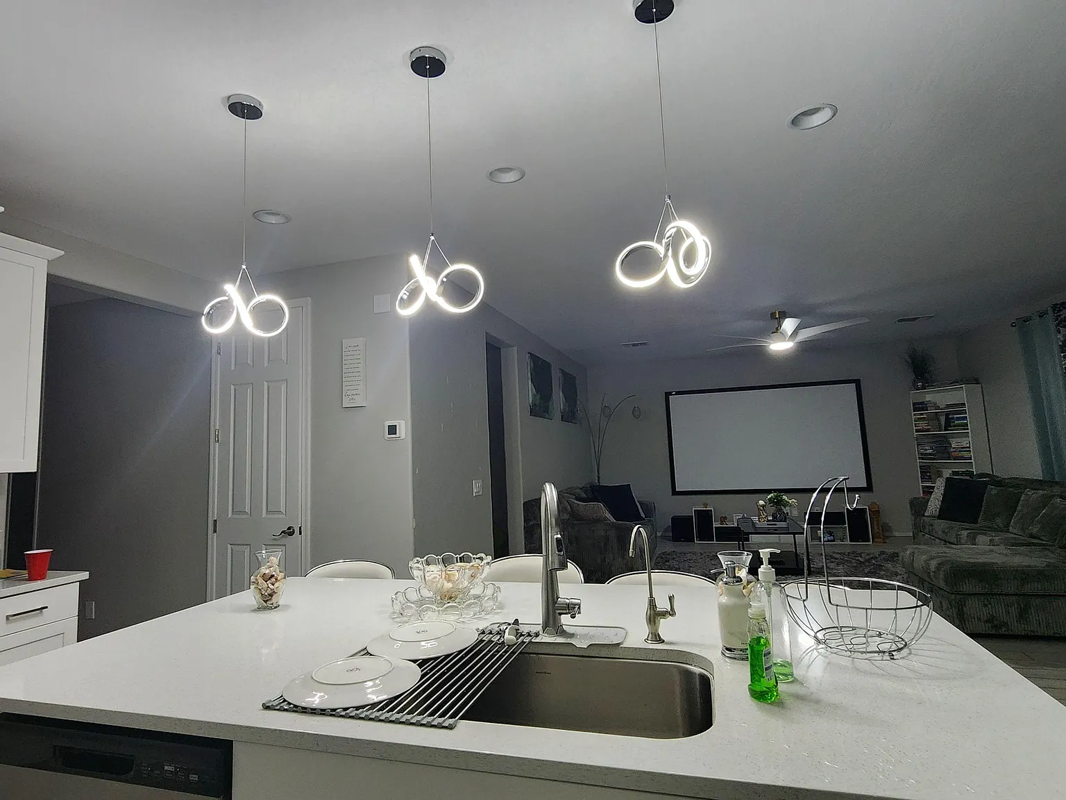 4 bed, 2.0 bath, 2630 sqft, $1,001 — Photo 4