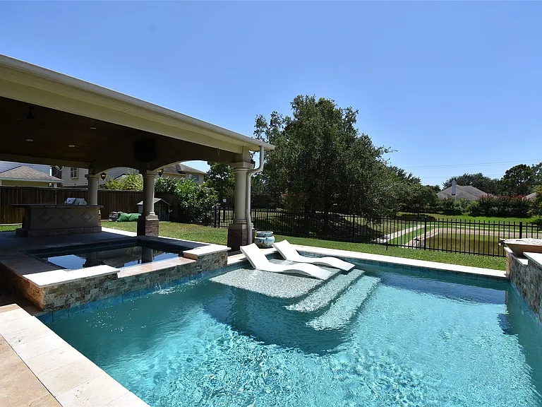 16915 Locust Springs Dr — Photo 40