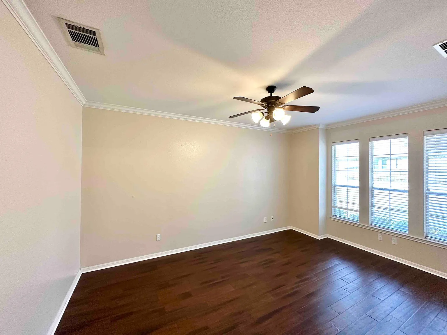 5 bed, 3.5 bath, 3451 sqft, $3,099 — Photo 4