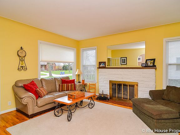 2nd image of 935 Ellsmere St NE