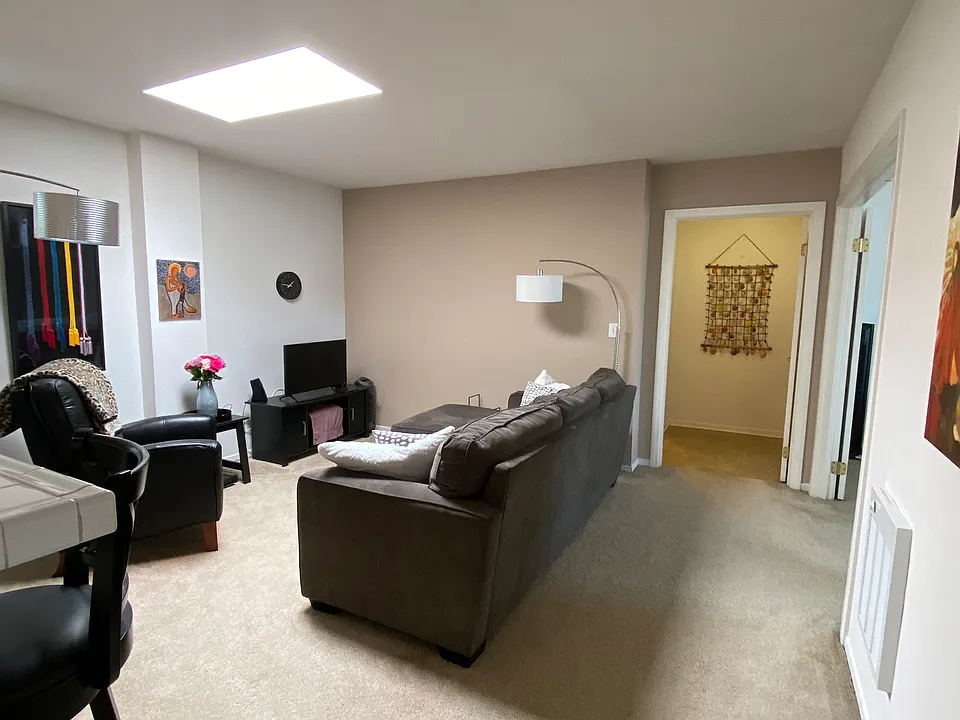 Living room. Bar counter to the left.