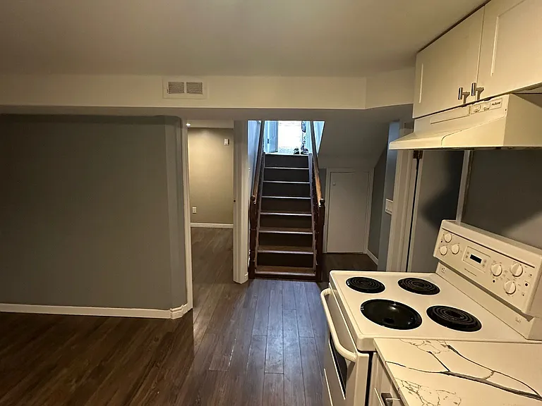 20 Twin Pauls Cres #LOWER — Photo 2