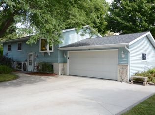 724 Court Dr, Hartford, WI 53027