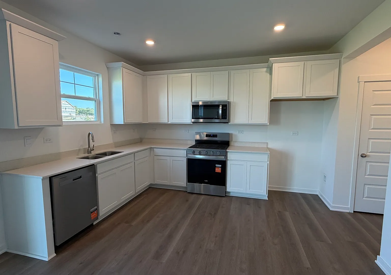 3 bed, 2.5 bath, 1561 sqft, $3,200 — Photo 3