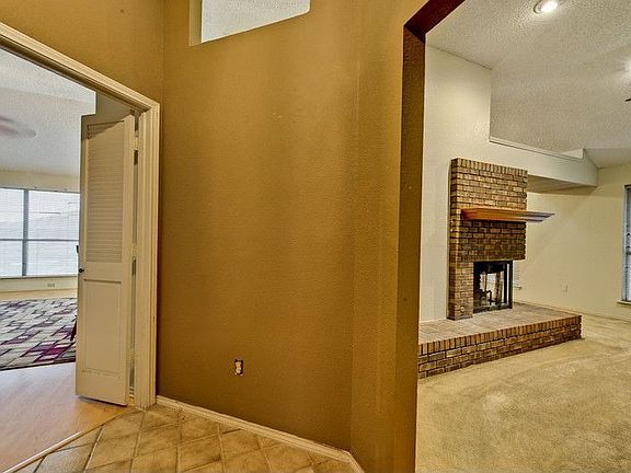 2nd image of 921 Knollwood Dr