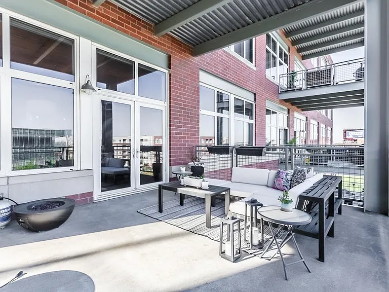 210 W 5th St #201 — Photo 15