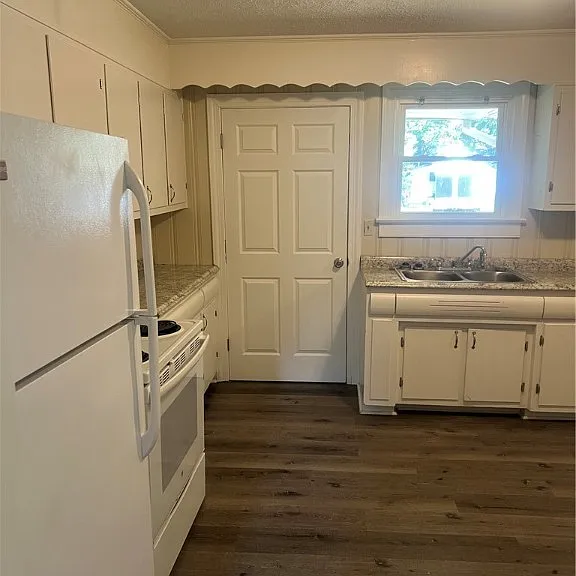 1409 Surry Ave — Photo 4