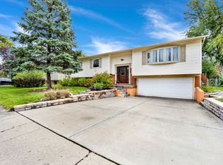 6887 Hawthorne Ln, Hanover Park, IL 60133