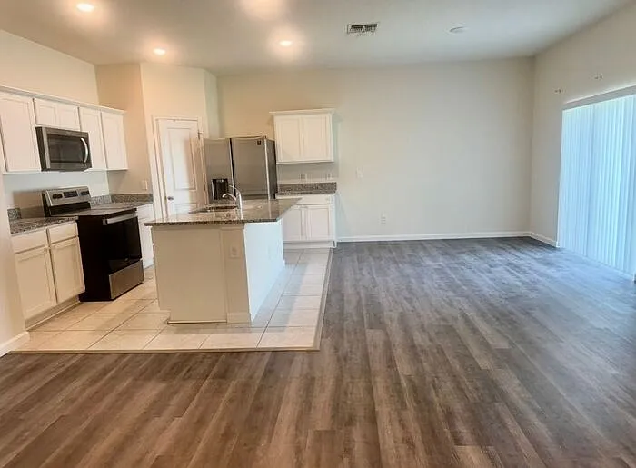 4 bed, 3.0 bath, 2310 sqft, $2,295 — Photo 3