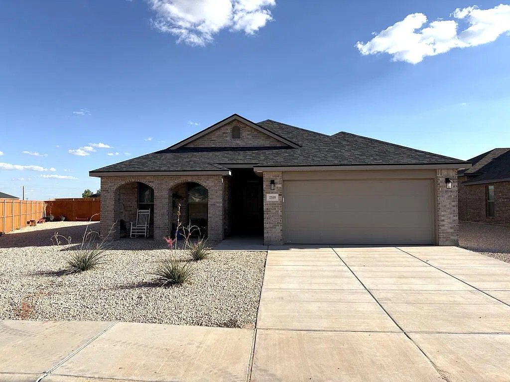 3 bed, 2.0 bath, 2000 sqft, $2,900 — Photo 1