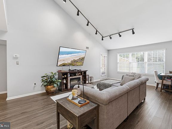 4th image of 606 Valley Glen Rd #293