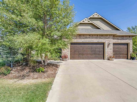 2nd image of 916 E Waterview Dr