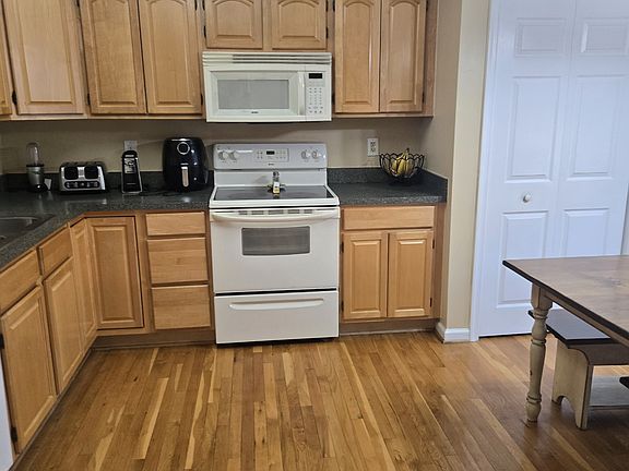 3rd image of 209 Aurora Ln