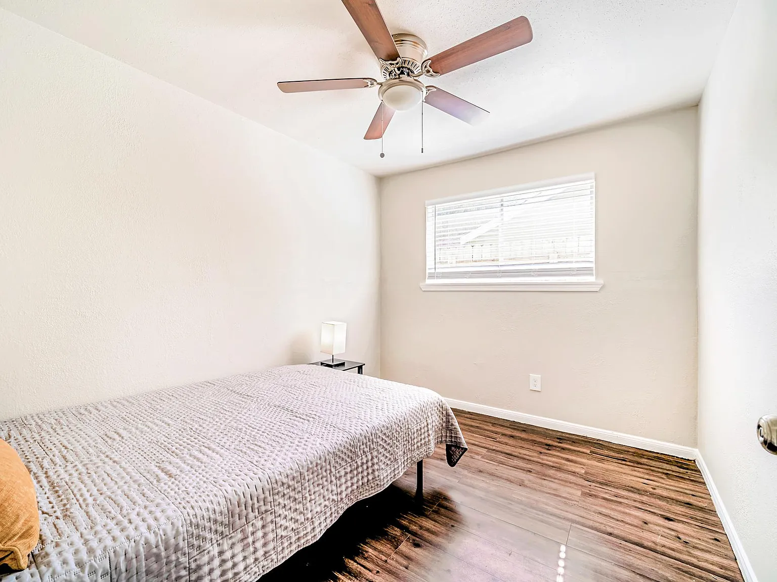 4 bed, 2.0 bath, 1300 sqft, $728 — Photo 2