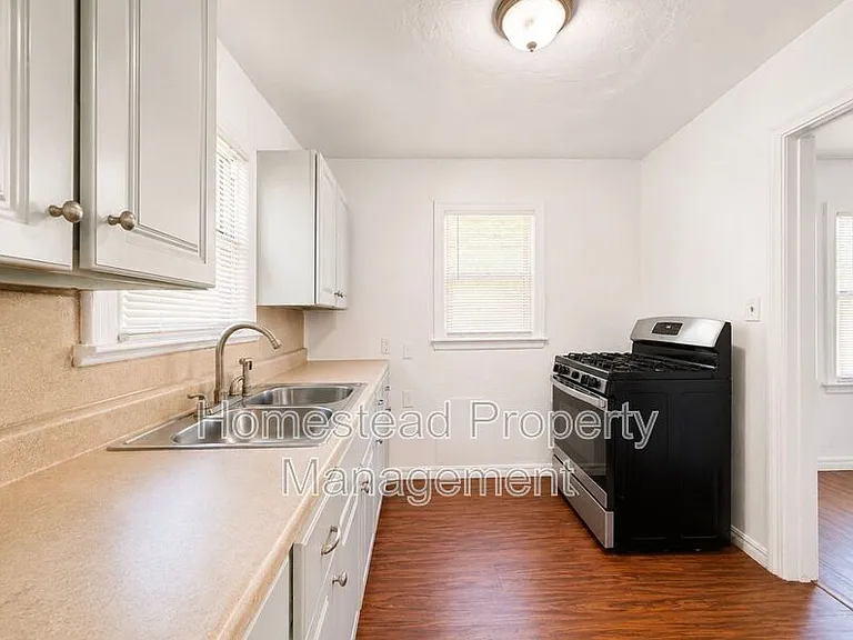 1709 N Page Ave — Photo 3