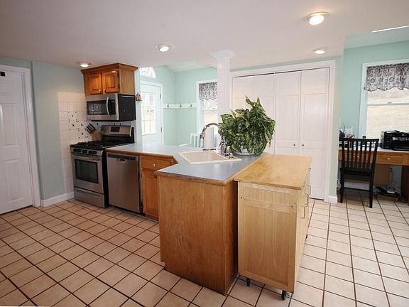 3rd image of 46 Lovell St