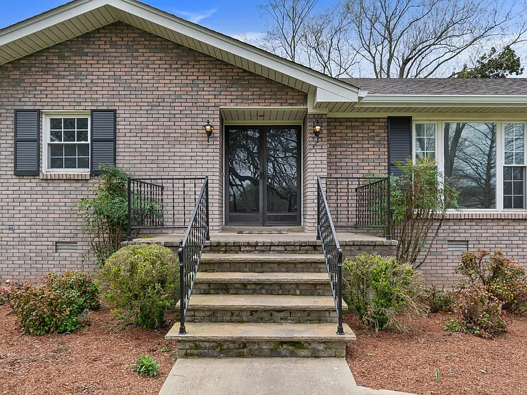 513 Meadowlark Ln — Photo 4