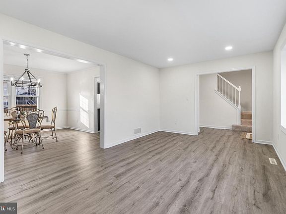 5th image of 210 W Silver Fox Rd