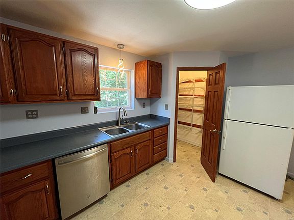 4th image of 28 Hadfield Ln