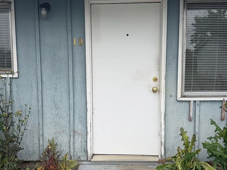 310 42nd St — Photo 2