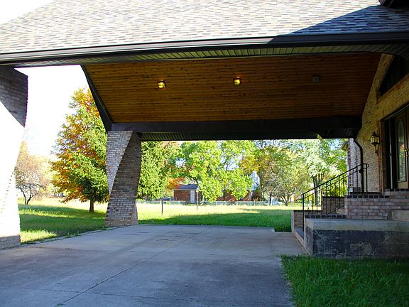 2nd image of 5390 Weyburn Dr