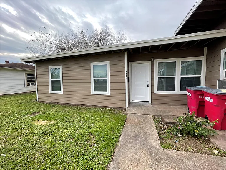 1735 W 8th St — Photo 3