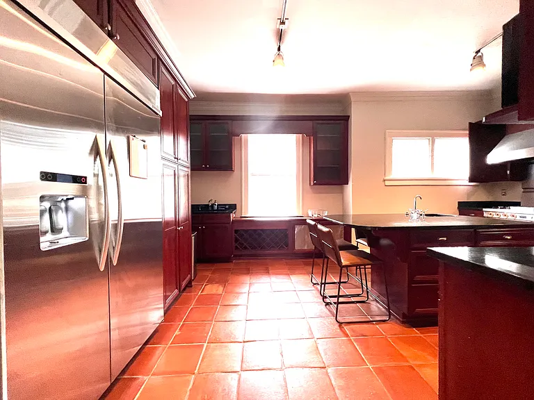 4211 Fort Ave — Photo 10