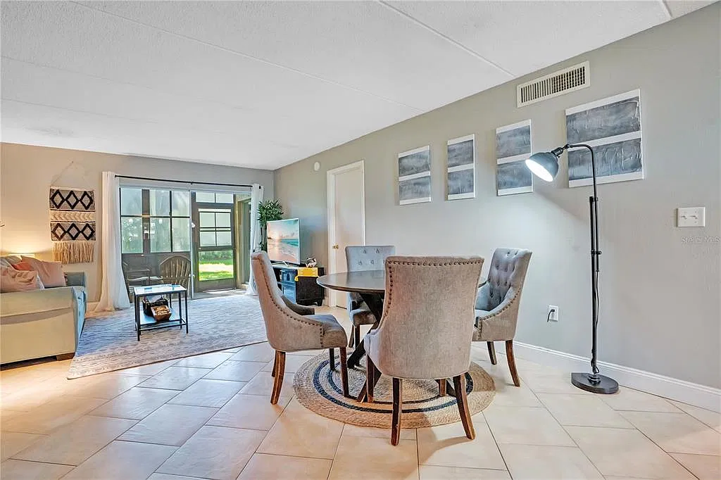 2 bed, 2.0 bath, 1054 sqft, $2,100 — Photo 3