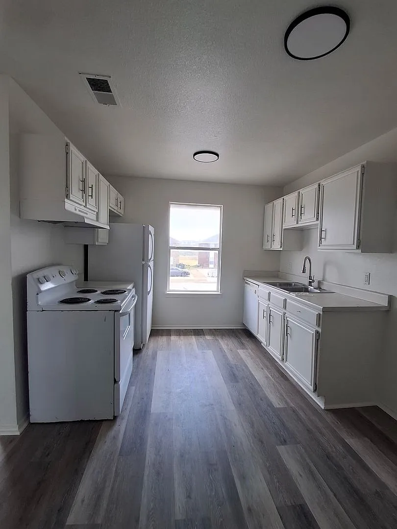 1105 Horizon Dr — Photo 2