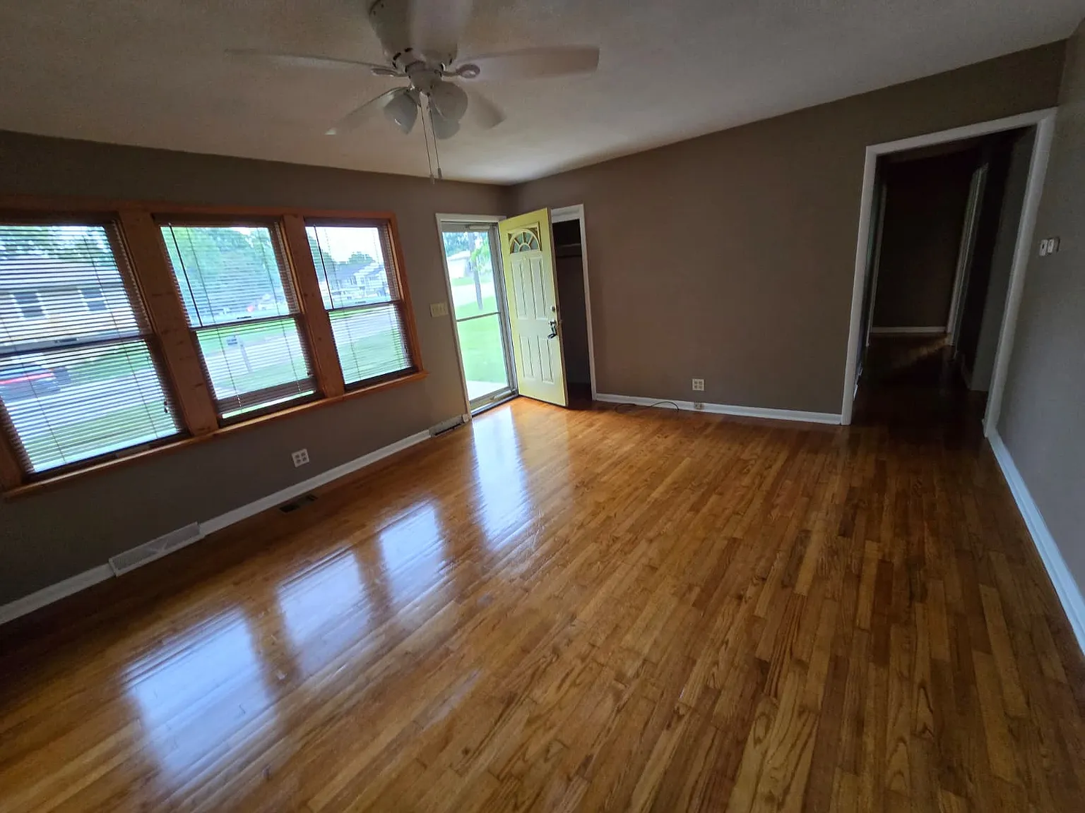 3 bed, 1040 sqft, $575 — Photo 2