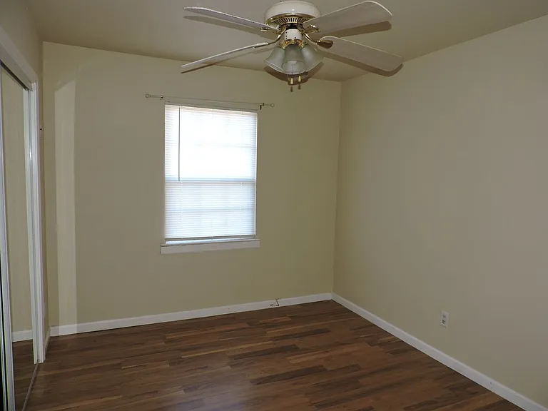 1117 Medford Ave — Photo 9