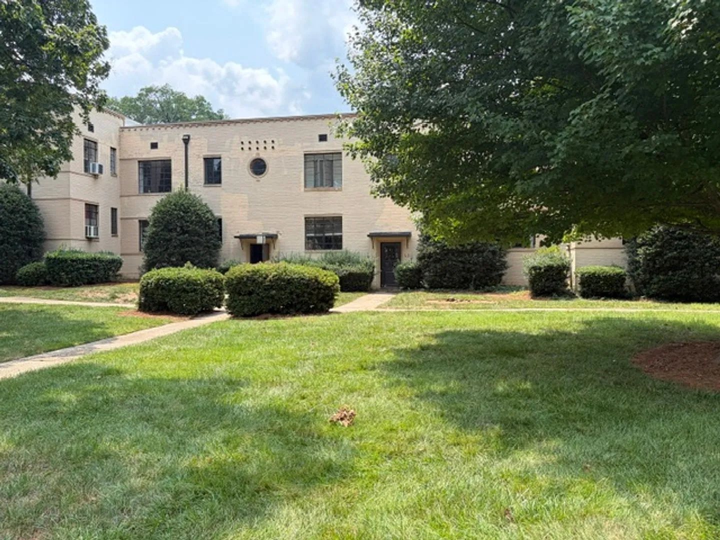 1/2 Month Off Special - Dilworth -Historic Myrtle Sq 1 Bed 1 Bath Condo — Photo 2