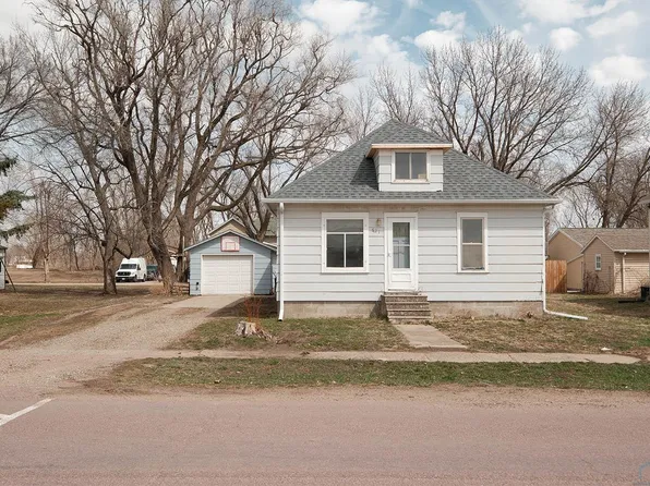 611 E 10th St, Alton, IA 51003