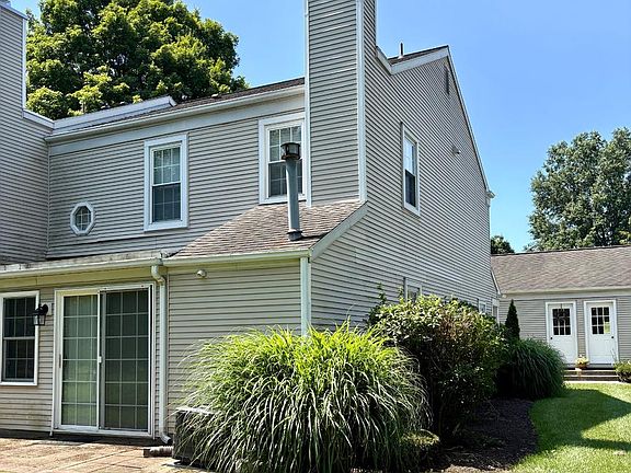 2nd image of 1520 Cambridge Ct