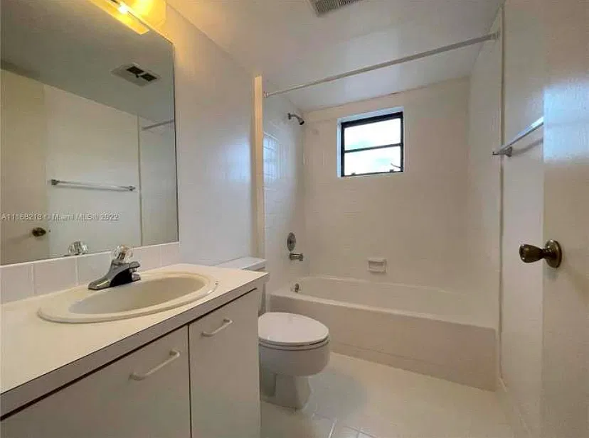 10431 N Kendall Dr — Photo 4