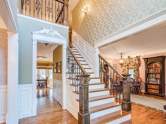4th image of 18 Harbor Hill Dr