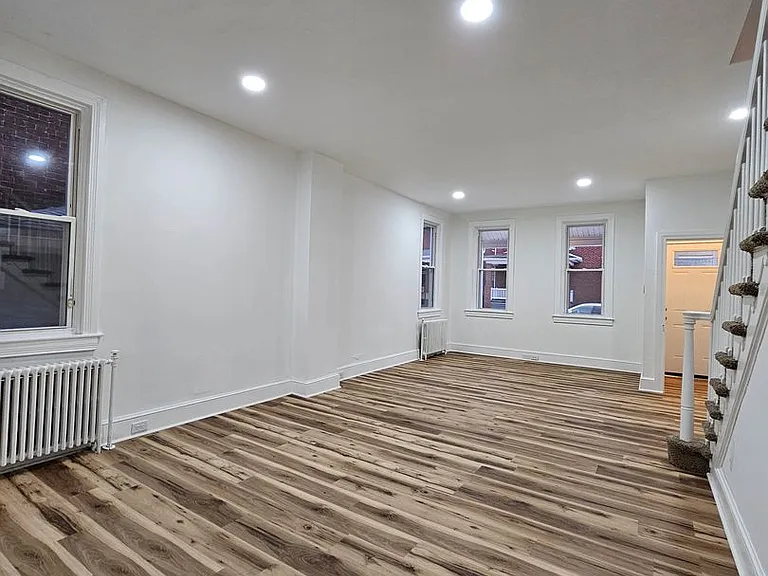 921 W Poplar St — Photo 4