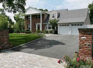 35 Victor Ln, Woodbury, NY 11797