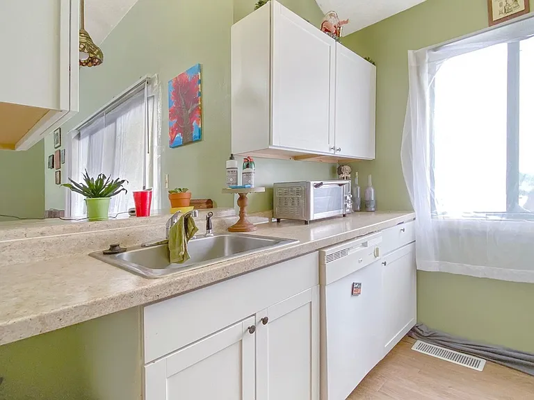 2105 Melrose Dr — Photo 9