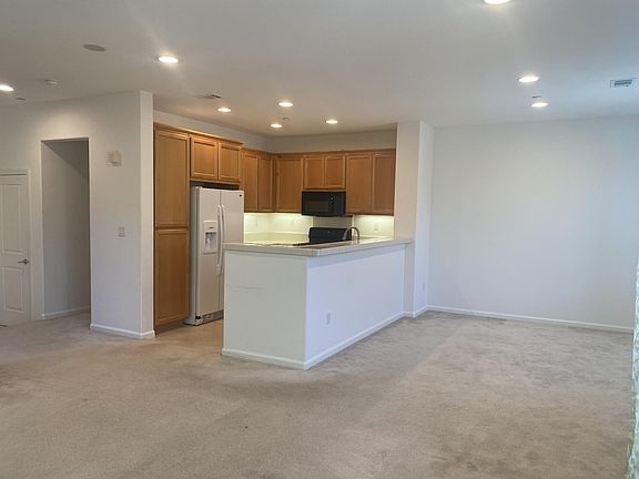4th image of 202 Carmel St